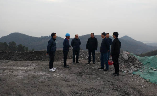 集團公司黨委副書記、總經理龔華東到矸石項目部視察 