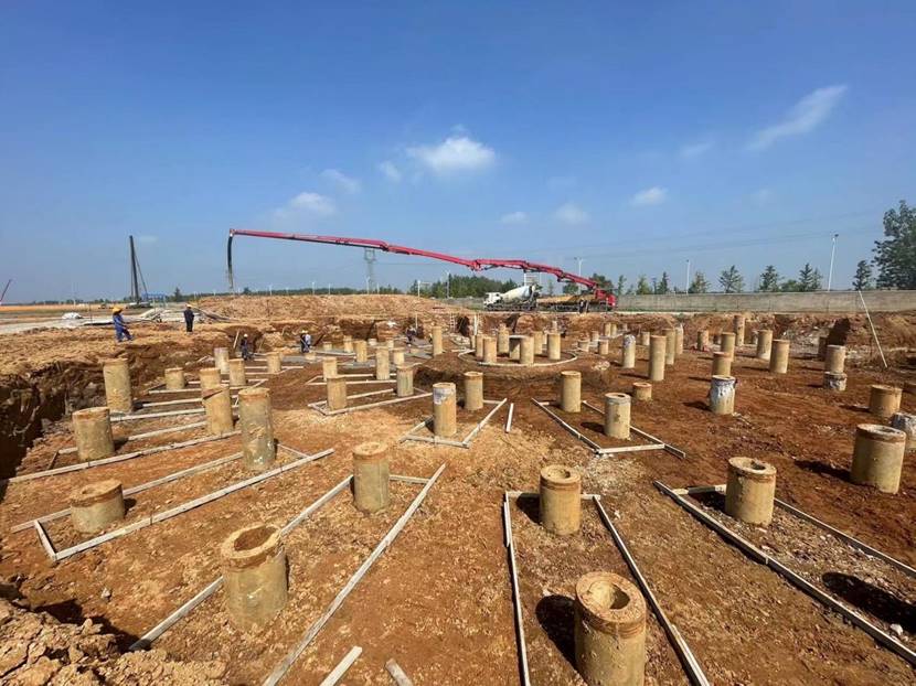 銅基新材料項(xiàng)目渣選礦區(qū)域濃縮工序基礎(chǔ)墊層開始澆筑 銅基新材料項(xiàng)目渣選礦區(qū)域濃縮工序基礎(chǔ)墊層開始澆筑